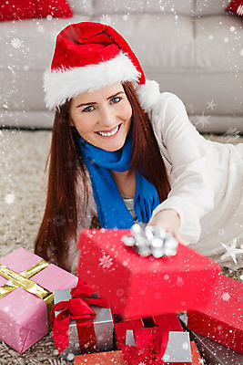 포토 JPG 해외이미지 백인 라이프스타일 여자 행복 40대 중년 크리스마스 겨울 거실 산타모자 가정 선물 한명 파란색 소파 축제 축하 눈송이 떨어짐 빨간머리 거짓말 해외202004 해외포토 서양인 모자_잡화 1 헤어스타일 계절 기념일 감정 컬러 컨셉 의자 눈_날씨 사람 성인 생활 파일형식