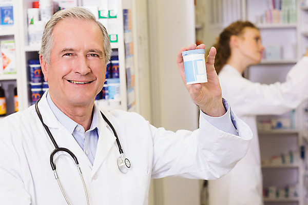 포토 JPG 해외이미지 백인 여자 남자 실내 상반신 20대 두명 약 약국 직원 70대 처방 조제 약사 의료성형뷰티 해외202004 해외포토 서양인 노년 의학 사람 청년 내부 만들기 파일형식