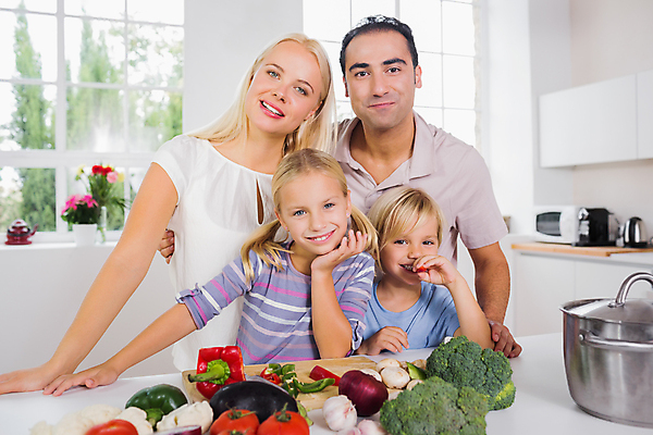 포토 JPG 해외이미지 백인 응시 여자 남자 딸 행복 아들 어린이 토마토 채소 가정 가족 엄마 가지 아파트 함께함 실내 마늘 소년 여러명 20대 성인 30대 부모 주방 아빠 칼 냄비 후추 건강식 적양파 해외202004 해외포토 서양인 시선 감정 음식 다수 컨셉 관계 양파 주택 사람 청년 내부 장년 솥 향신료 파일형식