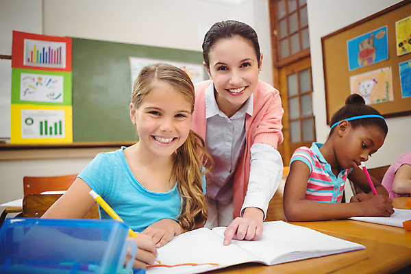포토 JPG 해외이미지 백인 학생 여자 교육 남자 행복 어린이 의자 교실 학교 청소년 수업 실내 초등학교 소년 여러명 학습 교사 공책 가리킴 도움 가르침 책상 신학기 해외202004 해외포토 서양인 직업 감정 가구 다수 컨셉 문구용품 사람 손짓 내부 파일형식