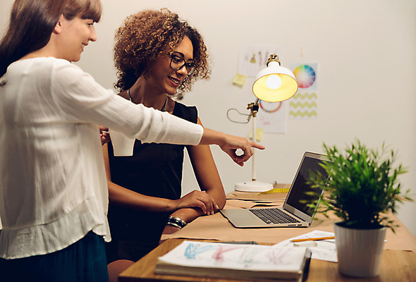 포토 JPG 해외이미지 직업 디자인 옷 여자 행복 산업 인터넷 비즈니스 사업가 통신 성공 창조 두명 노트북 사무실 기쁨 가리킴 업무 작업 그룹 작업실 연결 디자이너 스타일 해외202004 해외포토 감정 컨셉 사람 손짓 전자제품 파일형식