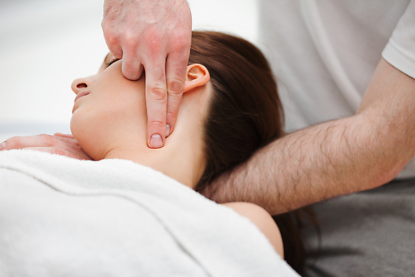 포토 JPG 해외이미지 백인 여자 남자 여유 손가락 의학 갈색머리 실내 건강 20대 성인 두명 치료 30대 수건 머리 환자 의사 마사지 지압 물리치료 물리치료사 안마사 의료성형뷰티 해외202004 해외포토 서양인 헤어스타일 손 감정 사람 청년 내부 신체부위 장년 위생용품 의료진 치료사 파일형식