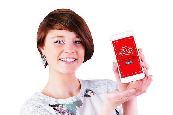 포토 JPG 해외이미지 스튜디오촬영 백인 라이프스타일 응시 여자 행복 짧은머리 갈색머리 한명 서기 스마트폰 핸드폰 세일 공백 흰색 잡기 자신감 흰배경 쿠폰 보여주기 온라인 카피스페이스 해외202004 해외포토 서양인 1 헤어스타일 시선 감정 컬러 백그라운드 모션 실내 사람 생활 전자제품 스마트기기 파일형식