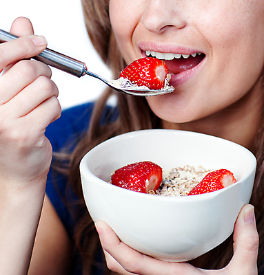 포토 JPG 해외이미지 백인 여자 다이어트 과일 딸기 건강 한명 웃음 들기 근접촬영 상반신 성인 사발 시리얼 먹기 뮤즐리 성인여자한명만 해외202004 해외포토 서양인 1 음식 뷰포인트 모션 표정 사람 사기그릇 여자한명만 성인여자만 파일형식