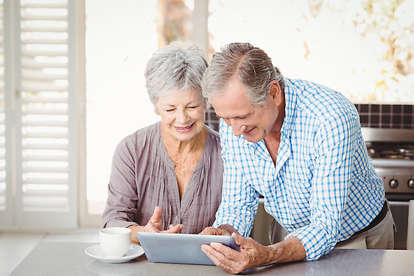 포토 JPG 해외이미지 백인 라이프스타일 여자 노년 남자 행복 가정 남편 주택 함께함 실내 사랑 미소 두명 캐주얼 노후 태블릿 주방 아내 만족 70대 노인만 해외202004 해외포토 서양인 옷 감정 컨셉 표정 사람 성인 내부 건물 생활 전자제품 스마트기기 성인만 파일형식