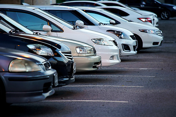 포토 JPG 해외이미지 도로 백그라운드 비즈니스 교통시설 자동차 새로움 거리 사람없음 야외 옆모습 빨간색 빛 새벽 흰색 도시 주차 사인 제비 자동 줄서기 해외202004 해외포토 자연요소 길 육상교통 뷰포인트 컬러 교통 컨셉 모션 조류 시설 파일형식