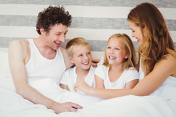 포토 JPG 해외이미지 백인 라이프스타일 응시 여자 남자 딸 행복 아들 어린이 40대 중년 가정 가족 엄마 남편 휴식 아파트 함께함 실내 사랑 소년 여러명 20대 부모 금발 침실 침대 아내 아빠 시트 언니 남동생 해외202004 해외포토 서양인 헤어스타일 시선 감정 가구 다수 컨셉 관계 주택 사람 청년 성인 내부 생활 자매 동생 파일형식