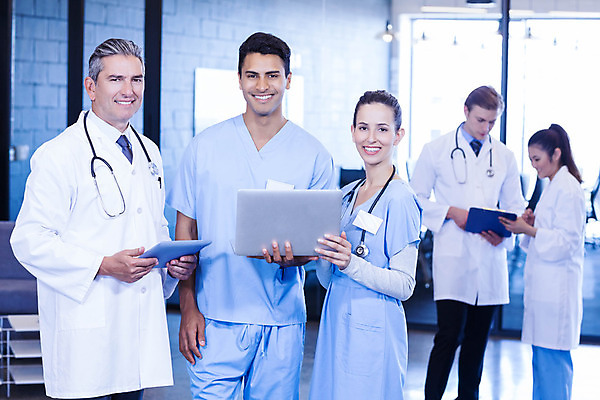 포토 JPG 해외이미지 백인 직업 여자 남자 중년 50대 인터넷 청진기 직장 실내 건강 병원 대화 서기 동양인 여러명 20대 노트북 컴퓨터 태블릿 독서 공책 간호사 의사 실험복 동료 전자 외과 인턴 의료성형뷰티 성인만 해외202004 해외포토 서양인 다수 회사 비즈니스 의학 관계 의료기기 모션 문구용품 말하기 사람 인종 청년 성인 내부 전자제품 스마트기기 의료진 가운 파일형식