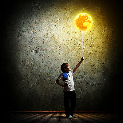 포토 JPG 해외이미지 전신 백인 남자 지구 어린이 컨셉 지도 공 자연 하늘 한명 서기 들기 소년 야외 세계 글로벌 장난감 지구본 환경 행성 자유 달 잡기 야간 풍선 생태학 소년한명만 해외202004 해외포토 자연요소 서양인 1 교육 모션 사람 우주 생태계 남자한명만 소년만 파일형식