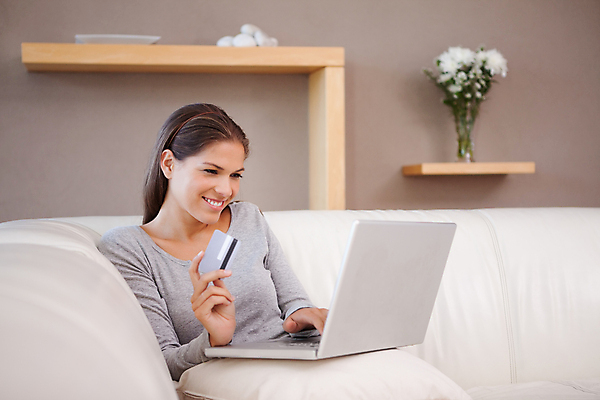 포토 JPG 해외이미지 여자 거실 인터넷 모바일 휴식 실내 한명 앉기 20대 노트북 쇼핑 컴퓨터 소파 웹 기쁨 신용카드 구매 온라인 경매 해외202004 해외포토 1 감정 컨셉 의자 모션 사람 청년 내부 금융 경제 전자제품 파일형식