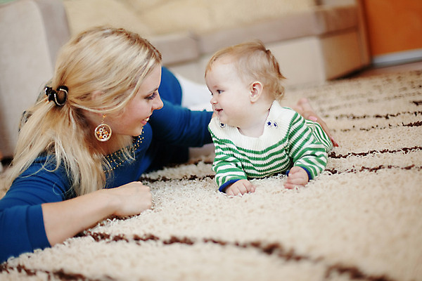 포토 JPG 해외이미지 백인 라이프스타일 여자 딸 행복 어린이 엎드리기 가족 놀이 모녀 엄마 바닥 실내 사랑 사람 상반신 성인 두명 앞모습 마주보기 카펫 육아 아기 돌봄 여자만 해외202004 싱글맘 한부모가족 해외포토 서양인 감정 뷰포인트 관계 모션 내부 생활 파일형식