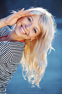 포토 JPG 해외이미지 라이프스타일 응시 유럽 얼굴 휴식 건강 한명 사람 파란색 금발 머리 줄무늬 신선 조끼 치아 유혹 피부 긍정 선원 노려봄 내추럴 해외202004 해외포토 1 헤어스타일 시선 나라 컬러 컨셉 무늬 표정 생활 신체부위 외투 소화기관 파일형식