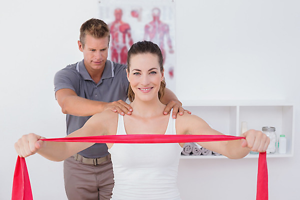 포토 JPG 해외이미지 백인 응시 여자 남자 40대 중년 의학 건강 앉기 성인 두명 치료 30대 스트레칭 환자 의사 잡기 지압 어깨 물리치료 물리치료사 치료사 의료성형뷰티 해외202004 해외포토 서양인 직업 시선 모션 사람 신체부위 장년 운동 의료진 마사지 파일형식