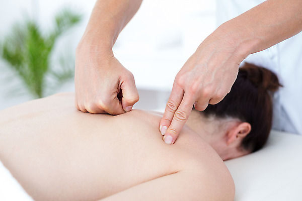 포토 JPG 해외이미지 백인 여자 의학 실내 건강 병원 한명 성인 치료 30대 환자 잡기 마사지 마사지사 척추 어깨 물리치료 물리치료사 진료실 의료성형뷰티 해외202004 해외포토 서양인 직업 1 모션 뼈 사람 내부 신체부위 장년 진료 치료사 파일형식