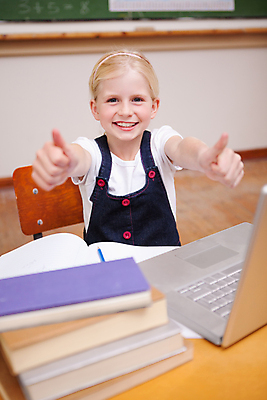 포토 JPG 해외이미지 백인 학생 여학생 여자 교육 어린이 인터넷 교실 학교 수업 함께함 실내 한명 미소 앉기 노트북 학습 컴퓨터 공책 자료 칠판 작업 책상 소녀한명만 해외202004 해외포토 서양인 1 가구 컨셉 모션 문구용품 표정 사람 내부 전자제품 여자한명만 소녀만 파일형식