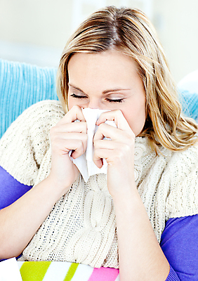 포토 JPG 해외이미지 백인 여자 백그라운드 한명 성인 소파 고통 추위 슬픔 흰색 조직 우아함 질병 거짓말 고립 광 재채기 해로움 혼자 의료성형뷰티 해외202004 약함 해외포토 서양인 1 감정 컬러 컨셉 의자 의학 사람 파일형식