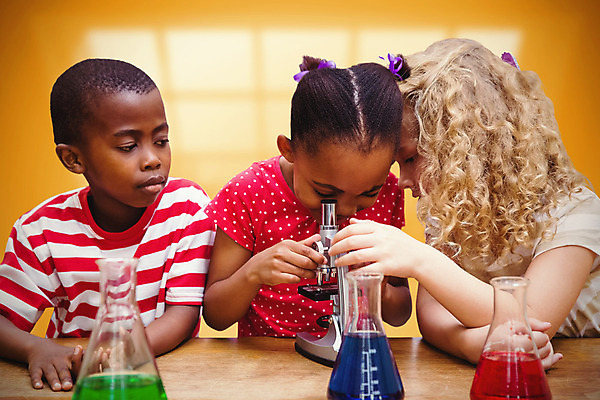 포토 JPG 해외이미지 백인 학생 응시 여자 교육 남자 어린이 과학 창문 교실 학교 하늘 초등학교 현미경 실험 소년 건물 컴퓨터그래픽 빨간색 세명 초록색 파란색 빛 학습 도시풍경 디지털 검은색 방 장비 도시 액체 책상 플라스크 신학기 비커 개발 초보 화학물질 화학약품 화학자 해외202004 해외포토 서양인 건축물 시선 컬러 가구 실험기구 사람 풍경 그래픽 화학 과학자 물질 파일형식