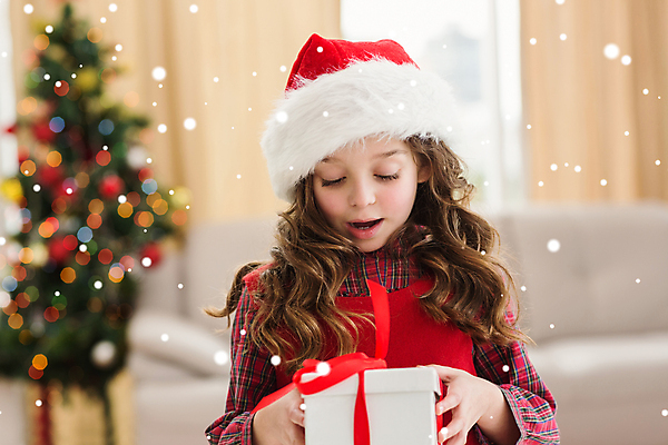 포토 JPG 해외이미지 백인 라이프스타일 여자 행복 어린이 크리스마스 겨울 거실 산타모자 가정 날씨 선물 한명 장식 소파 크리스마스트리 축제 펼침 추위 축하 흥분 서리 폭풍 눈내림 해외202004 해외포토 서양인 모자_잡화 1 계절 기념일 감정 컨셉 의자 모션 눈_날씨 사람 생활 파일형식