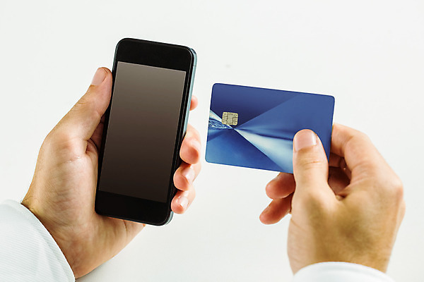 포토 JPG 해외이미지 손 인터넷 들기 신체부위 스마트폰 쇼핑 스크린 터치 잡기 비즈니스맨 신용카드 전자상거래 카피스페이스 해외202004 해외포토 남자 비즈니스 모션 사람 금융 핸드폰 스마트기기 공백 직장인 파일형식