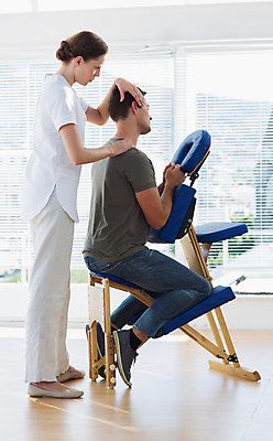 포토 JPG 해외이미지 백인 여자 남자 의학 실내 건강 병원 앉기 성인 두명 치료 30대 환자 의사 약재 마사지 어깨 물리치료 물리치료사 치료사 의료성형뷰티 해외202004 해외포토 서양인 직업 모션 사람 내부 신체부위 장년 약 의료진 파일형식