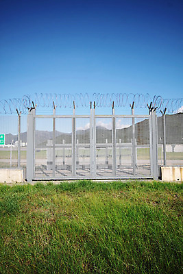 포토 JPG 해외이미지 구름 난간 자연 하늘 경비 풍경 사람없음 초록색 파란색 울타리 문 마을 대문 창백 철책 해외202004 해외포토 자연요소 컬러 안전 담장 보호 생태계 파일형식