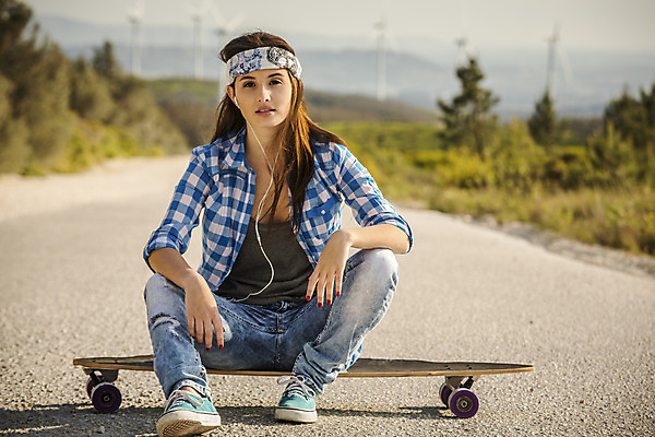 포토 JPG 해외이미지 백인 라이프스타일 여자 스포츠 휴식 거리 한명 앉기 성인 야외 도시 스케이트보드 스케이터 성인여자한명만 해외202004 해외포토 서양인 1 컨셉 모션 운동선수 사람 생활 보드_스포츠 여자한명만 성인여자만 파일형식