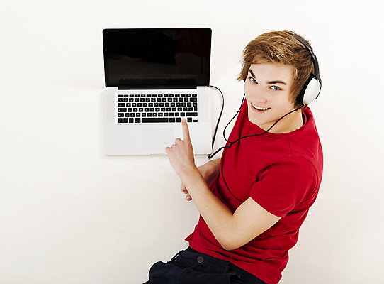 포토 JPG 해외이미지 백인 학생 응시 음악 백그라운드 한명 사람 20대 노트북 학습 스터디 컴퓨터 자신감 해외202004 해외포토 서양인 1 시선 교육 감정 문화예술 청년 전자제품 파일형식