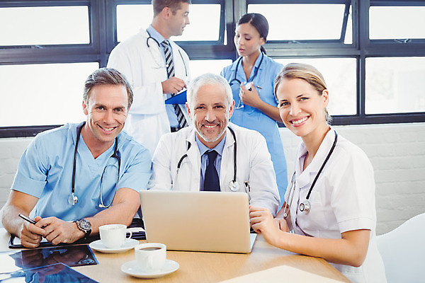 포토 JPG 해외이미지 백인 직업 여자 남자 40대 중년 인터넷 청진기 탁자 회의 직장 실내 건강 병원 앉기 여러명 20대 성인 컵 30대 노트북 컴퓨터 공책 웹 간호사 의사 실험복 컵받침 동료 회의실 외과 따뜻한음료 인턴 의료성형뷰티 성인만 해외202004 해외포토 서양인 식기 음료 가구 다수 회사 비즈니스 의학 관계 의료기기 모션 문구용품 사람 청년 내부 장년 전자제품 의료진 가운 받침대 파일형식