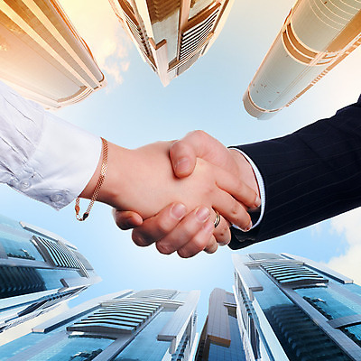 포토 JPG 해외이미지 손 남자 컨셉 회사 비즈니스 사업가 성공 협력 악수 사람 건물 신체부위 사무실 검은색 축하 직원 계약 정중 해외202004 해외포토 직업 건축물 컬러 손짓 파일형식