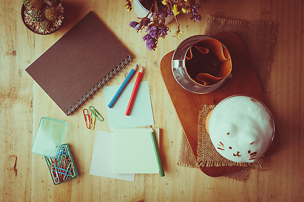 포토 JPG 해외이미지 라이프스타일 종이 백그라운드 비즈니스 텍스트 벽지 추상 휴식 아이디어 직장 사람없음 목재 책 컵 사무실 연필 펜 우주 다이어리 공책 공백 수확 작업 발표 그리기 메시지 잡지 문서 클립 소셜네트워크 어려움 조언 필터 힙스터 효과 해외202004 해외포토 나무 식기 패션 컨셉 무늬 농업 회사 재료 모션 문구용품 학용품 생활 간행물 필기구 사무용품 파일형식