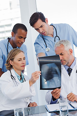 포토 JPG 해외이미지 백인 직업 여자 남자 40대 중년 50대 청진기 엑스레이 실내 병원 서기 앉기 여러명 20대 간호사 의사 가리킴 잡기 실험복 자신감 책상 동료 채팅 의료성형뷰티 성인만 해외202004 해외포토 서양인 감정 가구 다수 의학 관계 의료기기 모션 사람 손짓 청년 성인 내부 의료진 가운 파일형식