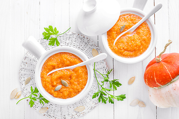 포토 JPG 해외이미지 무료이미지 그릇 접시 탁자 호박 요리 사람없음 숟가락 가을 흰배경 단호박수프 해외202004 해외포토 식기 계절 가구 백그라운드 채소 수저 흰색 수프 파일형식