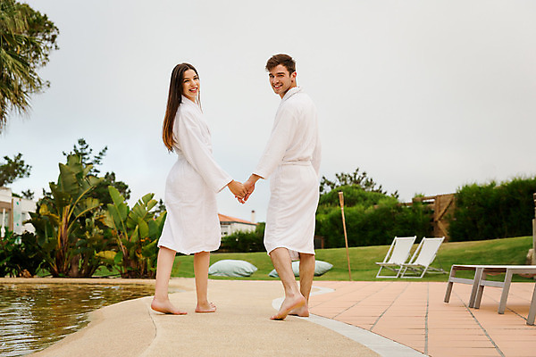 포토 JPG 해외이미지 백인 커플 여자 남자 호텔 휴가 휴식 수영장 함께함 건강 사랑 성인 야외 두명 걷기 스파 산책 신혼여행 휴양지 히스패닉 해외202004 해외포토 서양인 감정 결혼 컨셉 관계 모션 숙소 사람 장소 파일형식