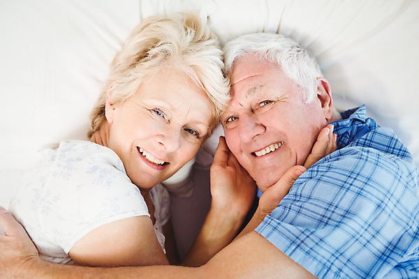 포토 JPG 해외이미지 백인 응시 여자 노년 남자 행복 중년 50대 가정 베개 포옹 남편 휴식 아파트 주택 실내 사랑 취미 두명 캐주얼 노후 마주보기 침실 낭만 침대 아내 만족 70대 노인만 해외202004 해외포토 서양인 시선 옷 감정 가구 컨셉 침구 안기 모션 사람 성인 내부 건물 성인만 파일형식