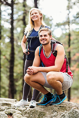 포토 JPG 해외이미지 백인 커플 여자 남자 행복 자연 휴식 함께함 건강 사랑 미소 풍경 20대 야외 두명 자유 숲 크로스컨트리 해외202004 해외포토 서양인 감정 컨셉 관계 표정 사람 청년 생태계 파일형식