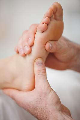 포토 JPG 해외이미지 손가락 의학 맨발 실내 건강 사람없음 치료 스트레칭 환자 의사 잡기 마사지 지압 발목 물리치료 물리치료사 안마사 양발 의료성형뷰티 해외202004 해외포토 손 모션 발 내부 운동 의료진 치료사 파일형식