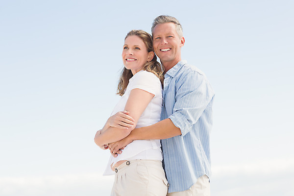 포토 JPG 해외이미지 백인 커플 여자 남자 행복 모래 파도 바다 40대 중년 포옹 하늘 휴가 휴식 함께함 사랑 서기 야외 두명 맑음 자유 해외202004 해외포토 서양인 감정 컨셉 관계 안기 모션 날씨 사람 성인 파일형식