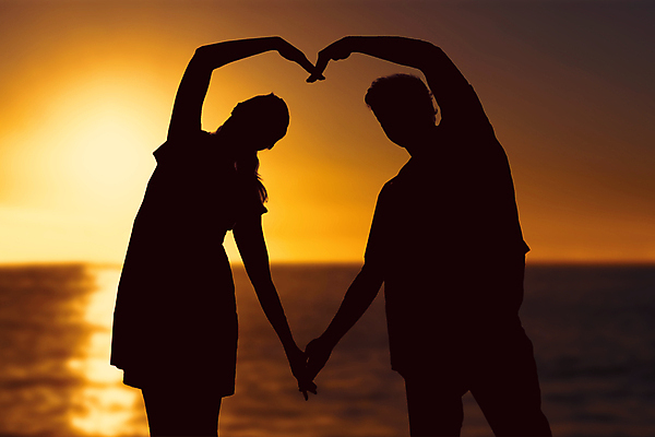 포토 JPG 해외이미지 백인 커플 여자 남자 행복 무기 파도 바다 휴가 함께함 따뜻함 사랑 20대 두명 햇빛 맑음 일몰 자유 하트 만들기 여름옷 해외202004 해외포토 모양 서양인 옷 감정 컨셉 관계 모션 날씨 사람 청년 태양 노을 파일형식 여름_계절