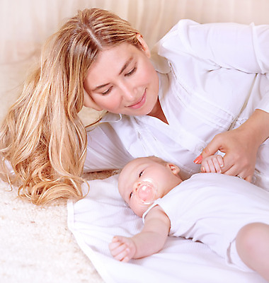 포토 JPG 해외이미지 백인 라이프스타일 여자 행복 가족 엄마 휴식 함께함 건강 사랑 상반신 성인 두명 앞모습 옆모습 부모 눕기 손잡기 턱괴기 기쁨 육아 침대 신생아 돌봄 해외202004 싱글맘 한부모가족 해외포토 서양인 감정 뷰포인트 가구 컨셉 관계 모션 사람 생활 아기 파일형식