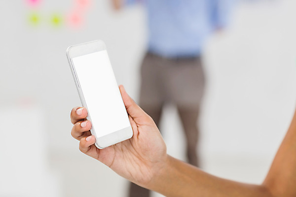 포토 JPG 해외이미지 손 들기 신체부위 스마트폰 스크린 터치 잡기 비즈니스우먼 해외202004 해외포토 여자 비즈니스 모션 사람 핸드폰 스마트기기 직장인 파일형식