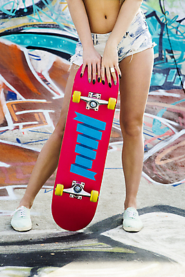 포토 JPG 해외이미지 백인 라이프스타일 여자 스포츠 운동화 거리 한명 사람 20대 성인 야외 잡기 도시 스케이트보드 스케이터 스케이트장 성인여자한명만 해외202004 해외포토 서양인 1 신발 스포츠시설 모션 운동선수 청년 생활 보드_스포츠 여자한명만 성인여자만 파일형식