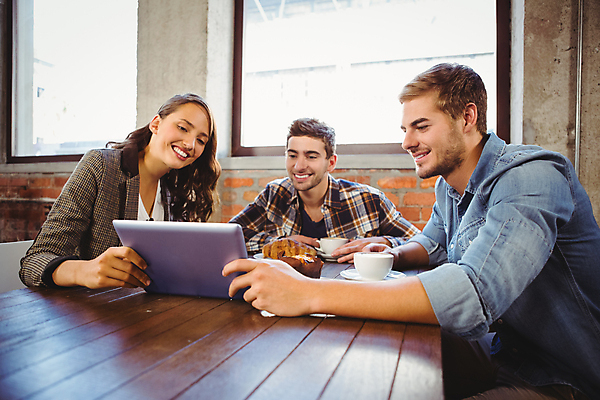 포토 JPG 해외이미지 백인 직업 여자 남자 행복 커피 음료 음식 비즈니스 함께함 실내 앉기 20대 컵 세명 친구 태블릿 힘 우정 카페 터치 머그컵 마시기 잡기 아메리카노 카페테리아 해외202004 해외포토 서양인 식기 감정 컨셉 관계 모션 사람 청년 내부 전자제품 스마트기기 상점 파일형식