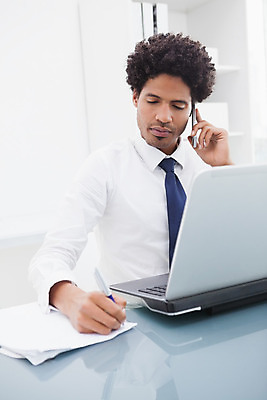 포토 JPG 해외이미지 디자인 남자 비즈니스 넥타이 무선통신 실내 한명 앉기 정장 20대 노트북 스마트폰 핸드폰 사무실 펜 비즈니스맨 디자이너 무선전화기 집중 책상 문서 스타일 해외202004 해외포토 직업 1 잡화 옷 가구 컨셉 통신 모션 사람 청년 내부 전자제품 스마트기기 필기구 직장인 전화기 파일형식