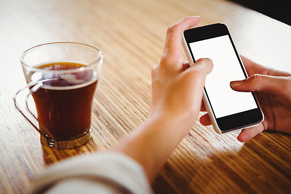 포토 JPG 해외이미지 백인 라이프스타일 여자 커피 음료 비즈니스 실내 한명 앉기 20대 컵 스마트폰 스크린 카페 터치 머그컵 잡기 뜨거움 고객 아메리카노 카페테리아 에스프레소 카페인 해외202004 해외포토 서양인 1 식기 모션 사람 청년 내부 생활 핸드폰 스마트기기 상점 파일형식