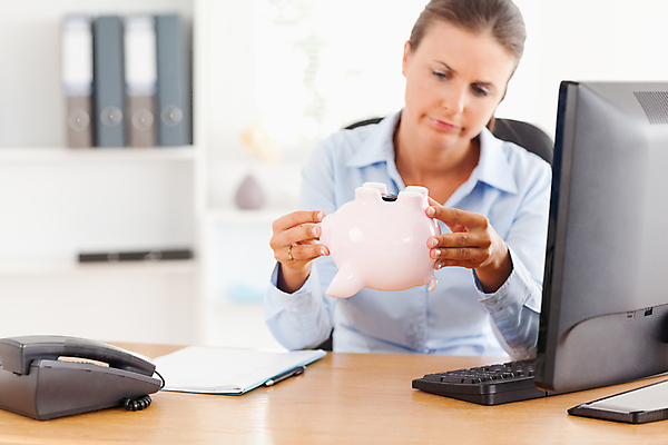 포토 JPG 해외이미지 손 응시 여자 컨셉 한명 들기 사람 앉기 상반신 20대 앞모습 사무실 저축 돼지저금통 슬픔 비즈니스우먼 책상 성인여자한명만 해외202004 해외포토 1 시선 감정 뷰포인트 가구 비즈니스 모션 청년 신체부위 금융 저금통 직장인 여자한명만 성인여자만 파일형식