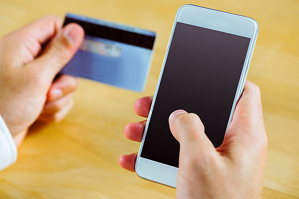 포토 JPG 해외이미지 손 인터넷 들기 신체부위 스마트폰 쇼핑 스크린 터치 잡기 비즈니스맨 신용카드 책상 전자상거래 카피스페이스 해외202004 해외포토 남자 가구 비즈니스 모션 사람 금융 핸드폰 스마트기기 공백 직장인 파일형식