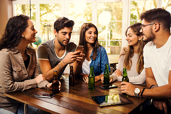 포토 JPG 해외이미지 백인 라이프스타일 커플 여자 남자 행복 커피 음료 탁자 휴식 기념 맥주 함께함 실내 대화 미소 웃음 사람 앉기 여러명 성인 친구 파티 우정 그룹 토론 성인만 해외202004 해외포토 서양인 감정 가구 다수 컨셉 관계 모션 주류 표정 말하기 이벤트 내부 생활 파일형식