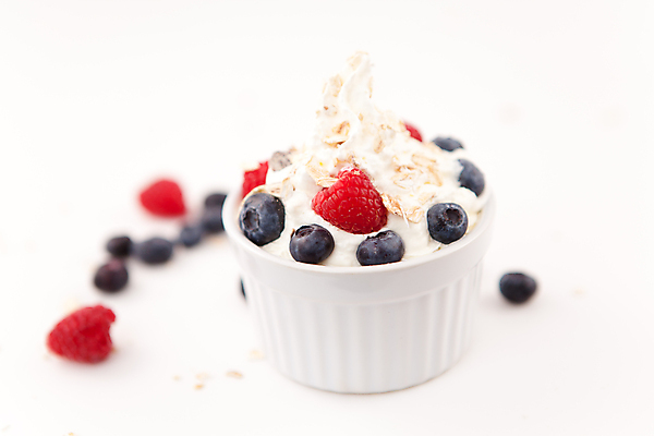 포토 JPG 해외이미지 사람없음 달콤 크림 흰배경 블루베리 산딸기 휘핑크림 해외202004 해외포토 백그라운드 과일 흰색 맛 휘핑 파일형식