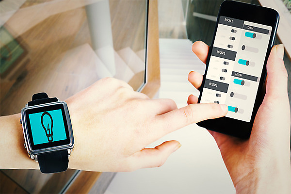 포토 JPG 해외이미지 백인 디자인 여자 가정 한명 안전 스마트폰 스크린 터치 잡기 보호 시원함 잠금 보안 단계 인터페이스 제어 해외202004 해외포토 서양인 1 컨셉 모션 사람 핸드폰 스마트기기 파일형식
