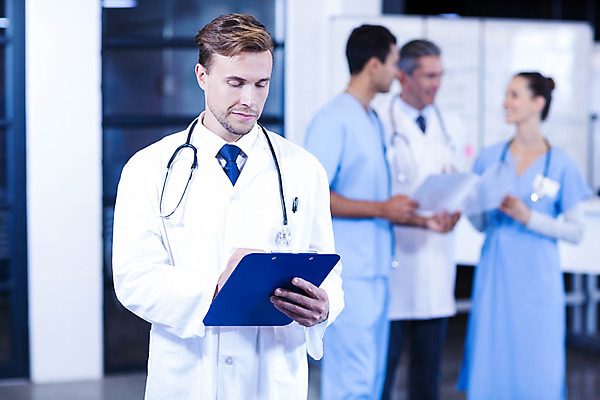 포토 JPG 해외이미지 백인 직업 여자 남자 중년 50대 청진기 직장 실내 건강 병원 서기 여러명 20대 성인 30대 간호사 의사 기록 잡기 실험복 동료 확인 외과 인턴 의료성형뷰티 성인만 해외202004 해외포토 서양인 다수 회사 비즈니스 의학 관계 의료기기 모션 사람 청년 내부 장년 의료진 가운 파일형식